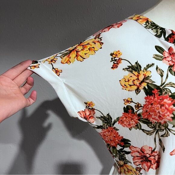 Floral short sleeve v-neck dress with belt - Picture 3 of 13